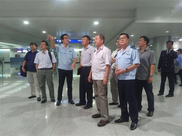 Đoàn công tác kiểm tra tại khu vực ga đến sân bay quốc tế Tân Sơn Nhất. Nguồn: PV.