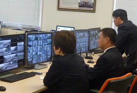 Cán bộ Chi cục Hải quan sân bay Nội Bài giám sát hoạt động xuất nhập khẩu, xuất nhập cảnh qua hệ thống camera giám sát. 