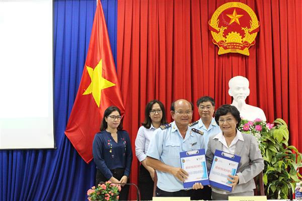Cục Hải quan An Giang ký kết Biên bản thỏa thuận hợp tác với Hiệp hội Doanh nghiệp tỉnh An Giang trong chương trình hội nghị đối thoại doanh nghiệp năm 2017. Nguồn: PV.