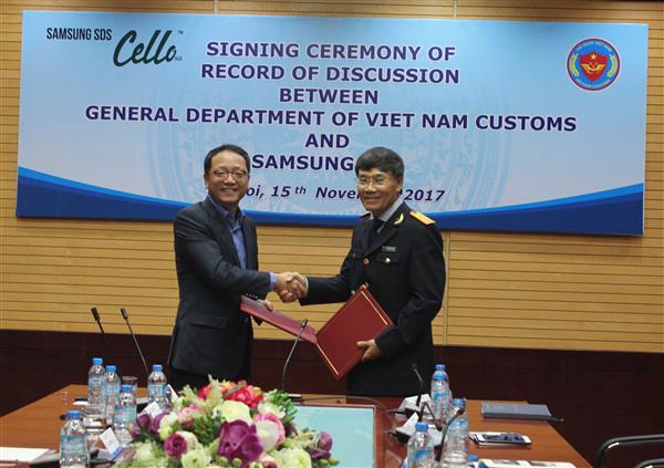 Phó Tổng cục trưởng Vũ Ngọc Anh và ông Kim Hyung Tae ký ý định thư. Nguồn: PV.
