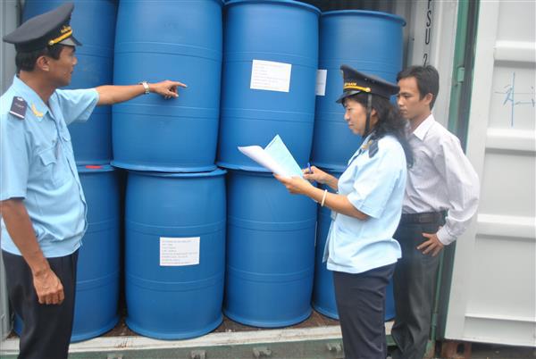 Công chức Chi cục Hải quan cửa khẩu cảng Sài Gòn khu vực 3 kiểm tra mặt hàng hóa chất nhập khẩu. Nguồn: PV.