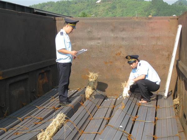 Cán bộ công chức Hải quan Lạng Sơn kiểm tra thép nhập khẩu. Nguồn: PV.