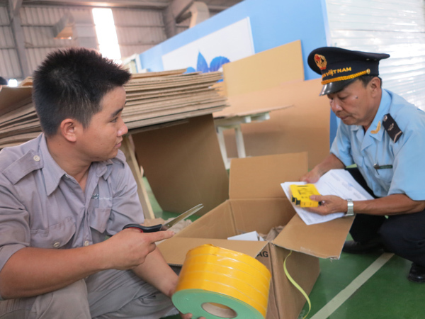 Công chức Chi cục Hải quan KCN Hòa Khánh- Liên Chiểu kiểm tra hàng hóa nhập khẩu. Nguồn: PV.