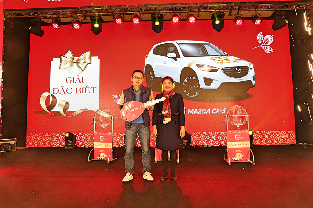 Anh Trần Văn Đông – chủ nhân của giải đặc biệt 01 xe ô tô Mazda CX5 trị giá 840 triệu đồng chụp hình cùng đại diện Chủ đầu tư.