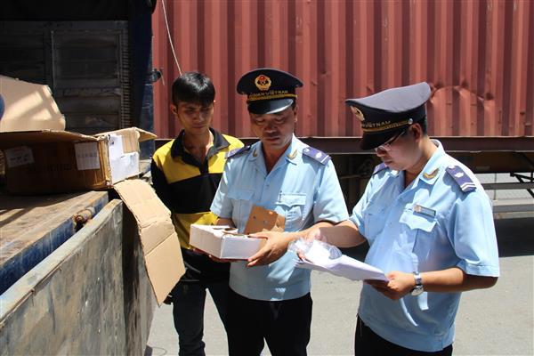 Công chức HQ cửa khẩu Mộc Bài (Tây Ninh) kiểm tra thực tế hàng hóa XNK. Nguồn: PV.