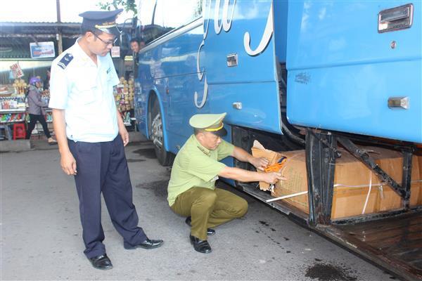 Lực lượng Hải quan Quảng Ninh phối hợp kiểm tra phương tiện.