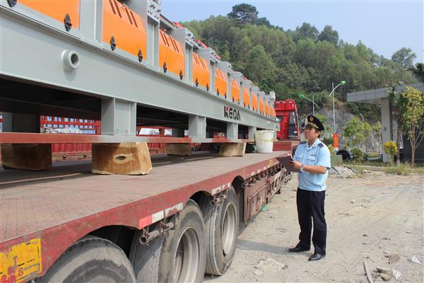 Công chức Hải quan Lạng Sơn kiểm tra thực tế hàng nhập khẩu. Nguồn: PV.