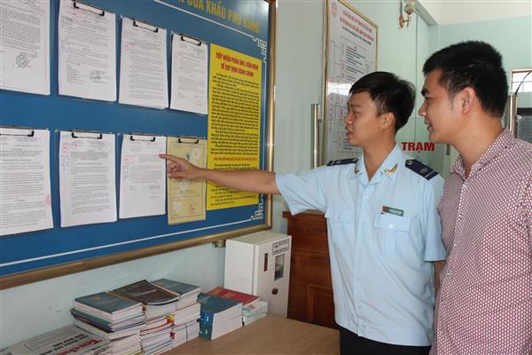CBCC Chi cục Hải quan Phó Bảng, Cục Hải quan Hà Giang hướng dẫn chính sách cho DN. Nguồn: PV.