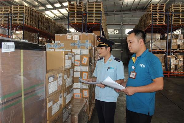 CBCC Chi cục hải quan Thái Nguyên (Cục Hải quan Bắc Ninh) kiểm tra hàng hóa NK tại kho hàng không kéo dài trong KCN Yên Bình. Nguồn: PV.