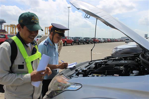 Công chức hải quan kiểm tra ô tô nhập khẩu tại cảng Hiệp Phước.