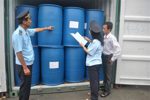 Công chức Hải quan TP. Hồ Chí Minh kiểm tra hóa chất nhập khẩu. Nguồn: PV.