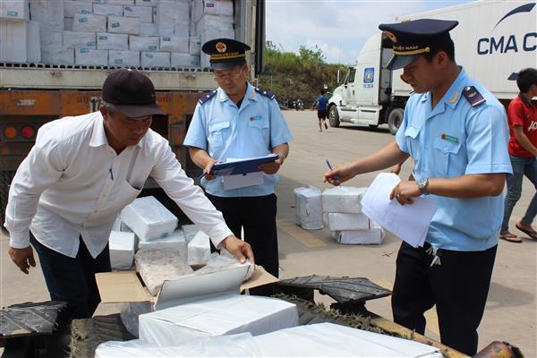 Công chức Hải quan cửa khẩu Móng Cái (Quảng Ninh) kiểm tra hàng hóa xuất nhập khẩu. Nguồn: PV.