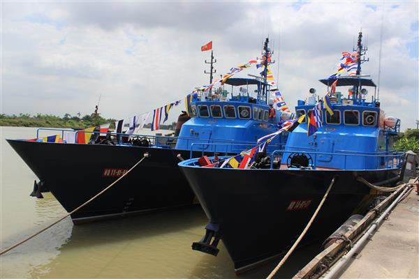 2 tàu HQ-120 đang neo đậu trong khu vực cảng của Công ty đóng tàu Hồng Hà. Nguồn: PV.