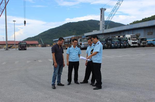 Công chức Hải quan Hà Tĩnh trao đổi với DN về kế hoạch kiểm tra sau thông quan. Nguồn: PV.