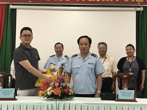 Chi cục Hải quan Chơn Thành ký kết hợp tác hỗ trợ doanh nghiệp tại hội nghị. Nguồn: PV.