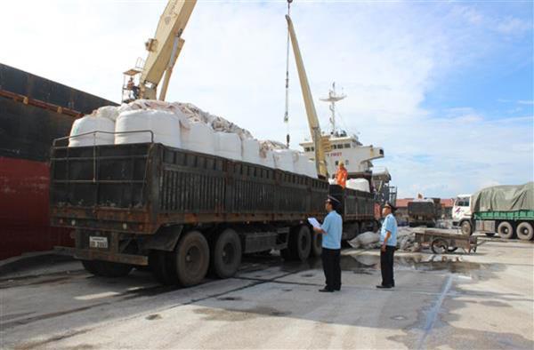 CBCC Hải quan Vũng Áng giám sát hàng hóa XK của Formosa tại cảng. Nguồn: PV.