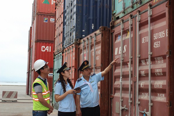 Công chức Hải quan Chi cục cảng Cái Lân, Cục Hải quan Quảng Ninh giám sát hàng NK tại cảng. Nguồn: PV.