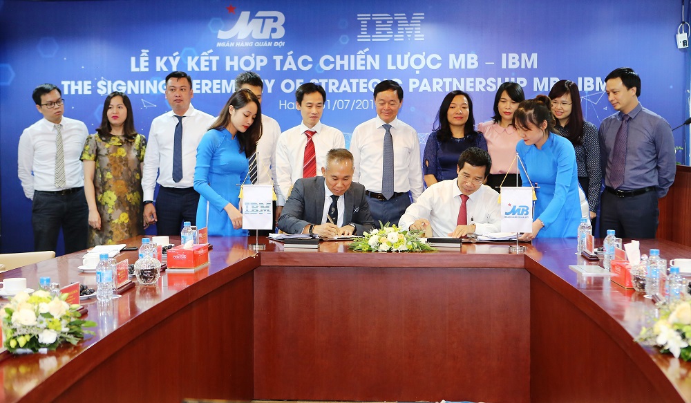 Trong ảnh: Lễ ký kết hợp tác chiến lược giữa Ngân hàng TMCP Quân Đội (MB) và Tập đoàn IBM.