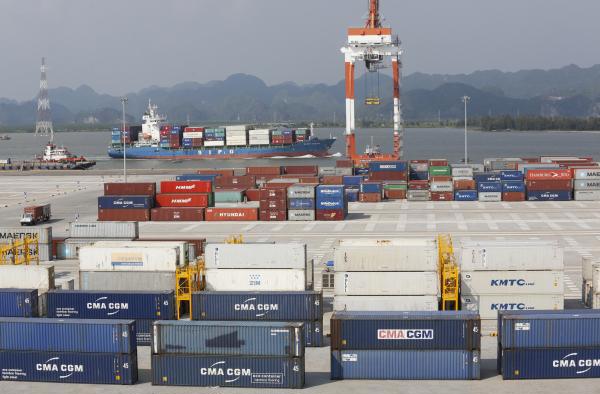Từ tháng 10/2018, sẽ có 5 nhóm hàng hóa được trao đổi thông tin điện tử giữa Việt Nam và EAEU. Trong ảnh: Hoạt động XNK tại cảng container quốc tế Hải Phòng.