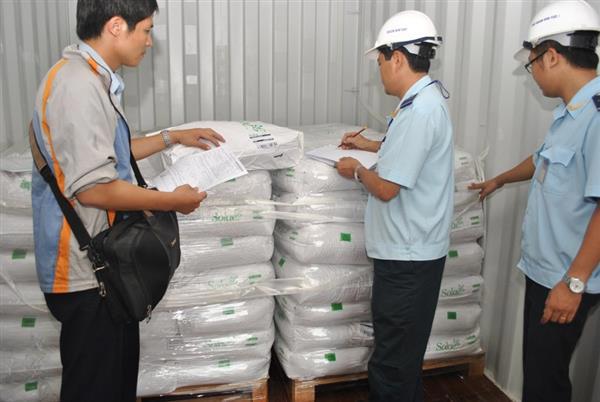 Cán bộ công chức Cục Hải quan TP. Hồ Chí Minh kiểm tra phân bón nhập khẩu. Nguồn: PV.