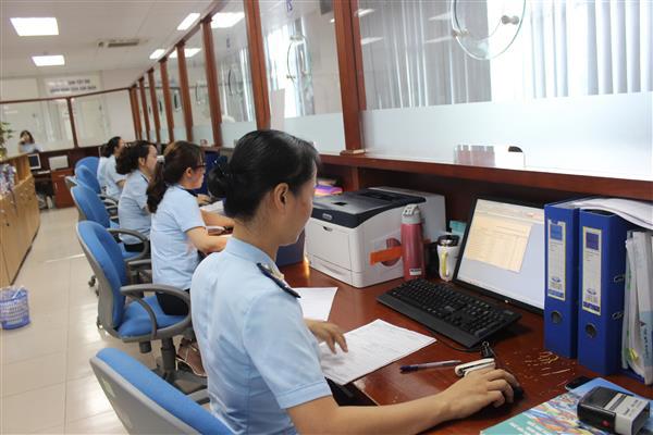 Hoạt động nghiệp vụ tại Chi cục Hải quan cửa khẩu sân bay quốc tế Nội Bài. Nguồn: PV.