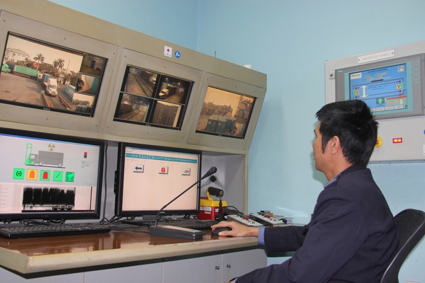 Hoạt động tại trung tâm máy soi container cố định Cục Hải quan Hải Phòng. Nguồn: PV.