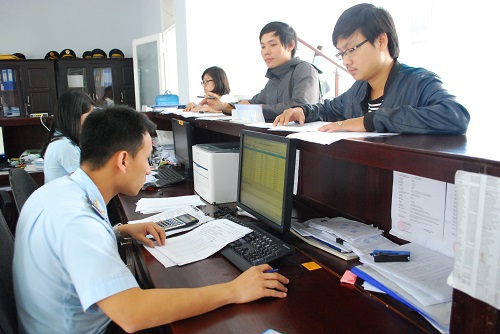 Cán bộ công chức Cục Hải quan Thừa Thiên Huế giải quyết thủ tục cho doanh nghiệp. Nguồn: PV.