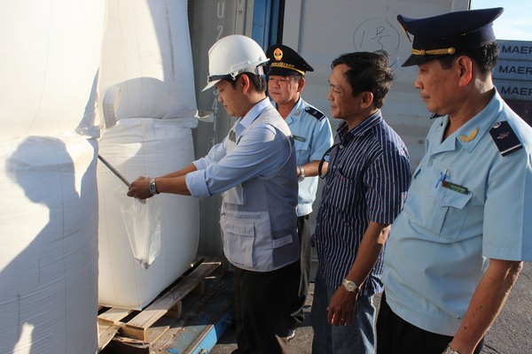 Các đơn vị phối hợp lấy mẫu kiểm tra hàng hóa XNK tại cảng Đà Nẵng. Nguồn: PV.
