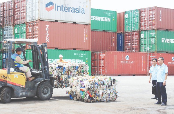 Rác thải nhựa không đủ điều kiện nhập khẩu bị Hải quan Hải Phòng phát hiện, bắt giữ tháng 8/2018. Nguồn: PV.
