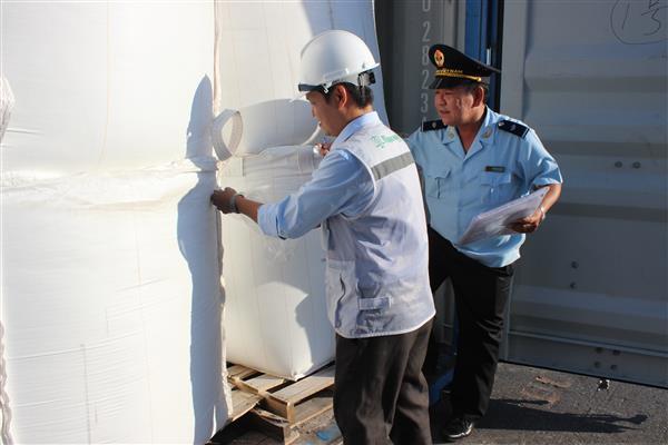 Lấy mẫu kiểm tra hàng hóa xuất nhập khẩu tại cảng Đà Nẵng. Nguồn: PV.