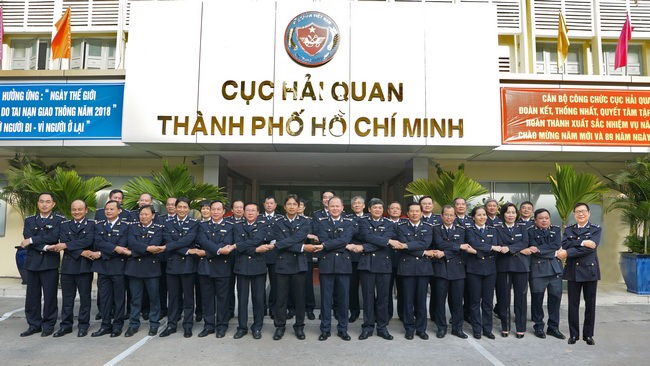 Tập thể CBCC Cục Hải quan TP. Hồ Chí Minh thể hiện quyết tâm hoàn thành nhiệm vụ năm 2018. Nguồn: PV.