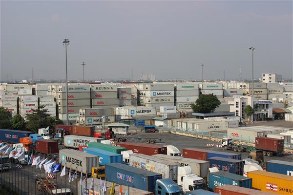 Hàng hóa xuất nhập khẩu qua cảng Cát Lái. Nguồn: PV.