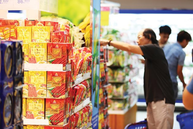 Giá cả hàng hóa mùa cao điểm tết dự báo sẽ ổn định, nhiều siêu thị còn tổ chức giảm giá sớm các mặt hàng thiết yếu. Ảnh: Thành Hoa.