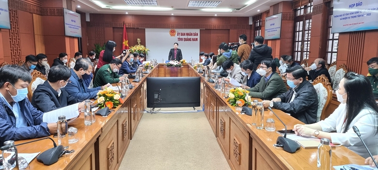 Đồng chí Trần Văn Tân, Phó Chủ tịch UBND tỉnh Quảng Nam trao  đổi  với  báo  chí  tại  buổi  họp  báo.