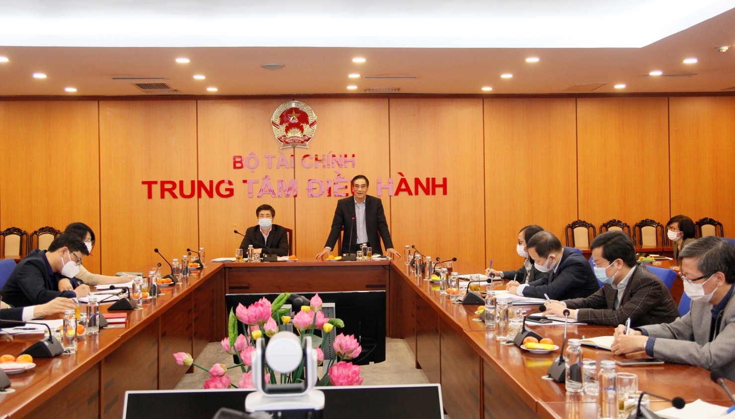 Thứ trưởng Bộ Tài chính Trần Xuân Hà dự và chỉ đạo hội nghị.