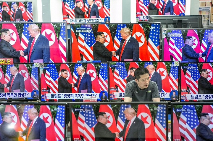 Tổng thống Mỹ Donald Trump và nhà lãnh đạo Triều Tiên Kim Jong Un tổ chức đã nhất trí "phi hạt nhân hóa hoàn toàn". Nguồn: internet