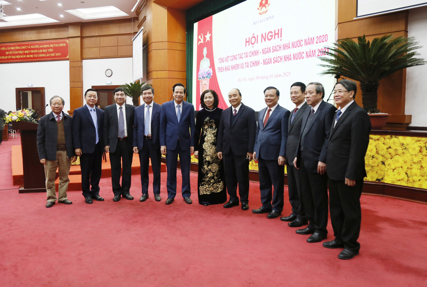 Thủ tướng Chính phủ Nguyễn Xuân Phúc cùng các lãnh đạo Bộ Tài chính và một số bộ, ngành tại hội nghị.