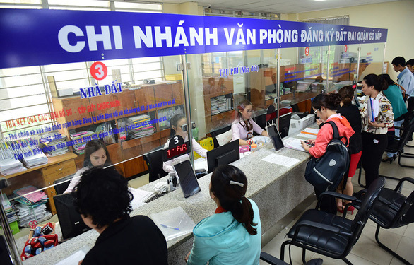  Người dân làm thủ tục nhà đất tại chi nhánh Văn phòng đăng ký đất đai quận Gò Vấp, TP. Hồ Chí Minh. Ảnh: QUANG ĐỊNH 