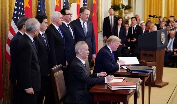 Tổng thống Mỹ Donald Trump và Phó Thủ tướng Trung Quốc Lưu Hạc đã đặt bút kí kết thỏa thuận thương mại giai đoạn một. Nguồn: internet