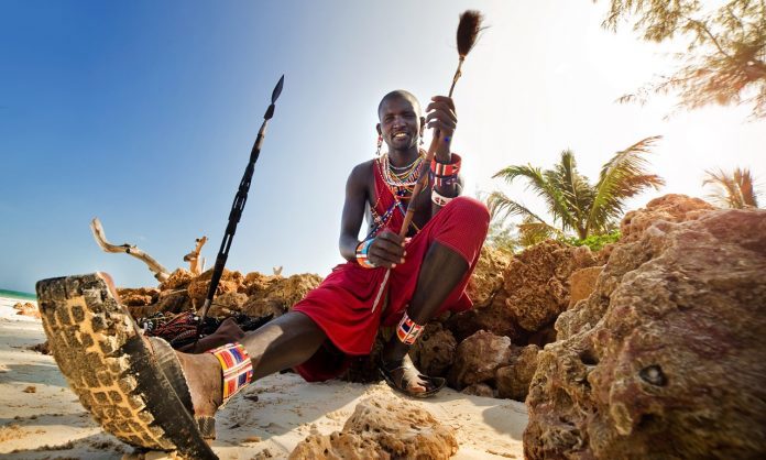Một chiến binh Maasai trên bãi biển. Ảnh: Shutterstock.