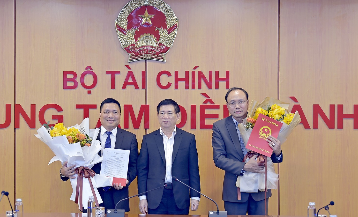 Bộ trưởng Hồ Đức Phớc trao quyết định cho ông Phạm Văn Tình và ông Nguyễn Thanh Bình.