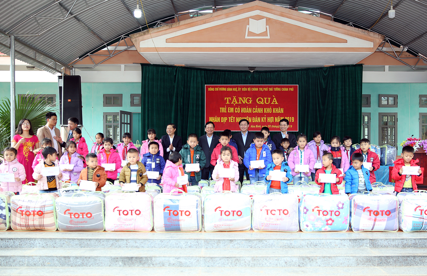 Phó Thủ tướng Vương Đình Huệ và đoàn công tác tặng quà các trẻ em có hoàn cảnh khó khăn. Ảnh: VGP