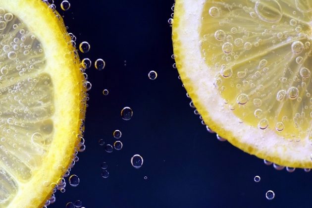 Vitamin C có nhiều trong trái cây họ cam quýt. Ảnh: pixabay.