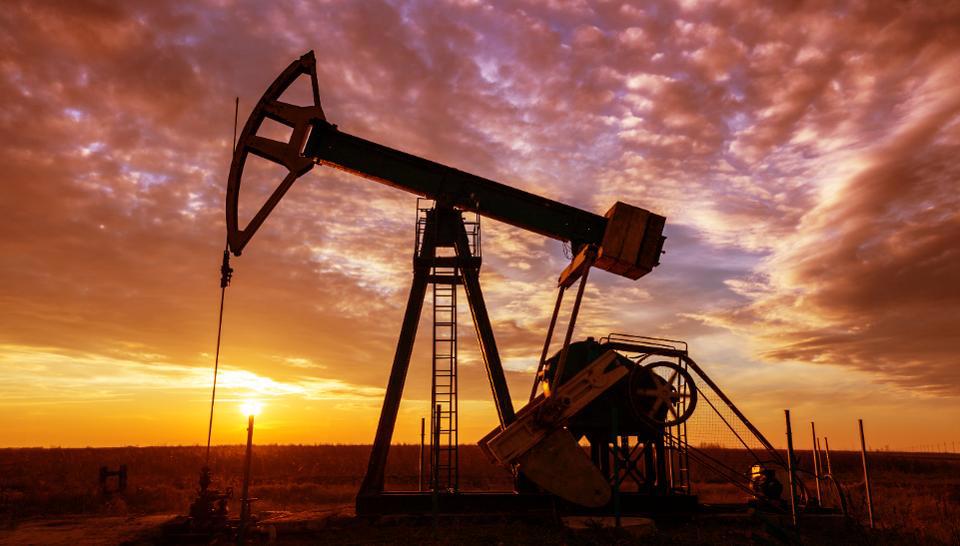  Thị trường dầu mỏ đang gặp nhiều áp lực trước sự bùng phát của virus Corona  Ảnh: Forbes 