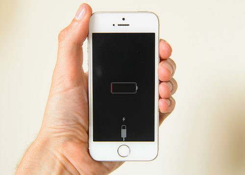 Apple gặp nhiều rắc rối vì hạ hiệu năng những chiếc iPhone chai pin. Ảnh: NYPost.