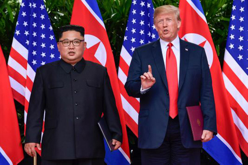 Tổng thống Mỹ Trump, phải, và lãnh đạo Triều Tiên Kim Jong-un trong cuộc gặp lần một tại Singapore năm ngoái. Ảnh: AP.