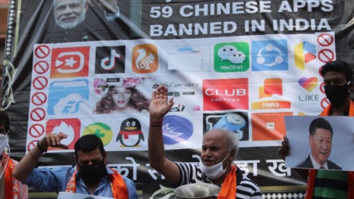  Biểu tình phản đối công nghệ Trung Quốc tại Ấn Độ. Ảnh: AP 