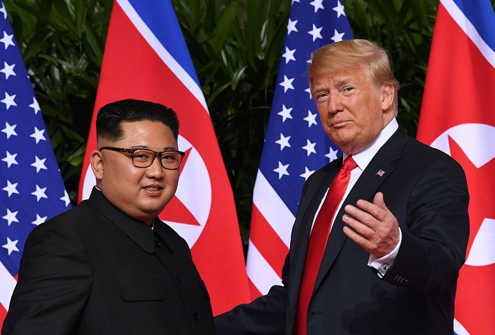  Tổng thống Mỹ Donald Trump và nhà lãnh đạo Triều Tiên Kim Jong-un trong cuộc gặp thượng đỉnh đầu tiên ngày 12/6/2018. Ảnh: AFP 