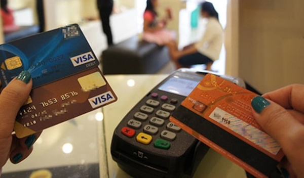Việc sở hữu một tấm thẻ tín dụng giúp cho chủ thẻ chi tiêu, mua sắm tiện lợi hơn. Nguồn: internet