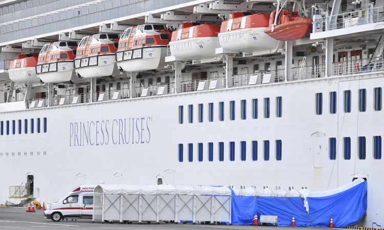 Xe cứu thương đỗ tại cảng Yokohama, Nhật Bản để chở bệnh nhân nhiễm nCoV trên tàu Diamond Princess đến bệnh viện hôm 7/2. Ảnh: Reuters.